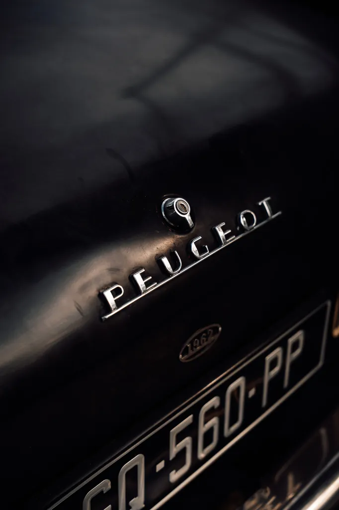 Automobile · Automobile, photo 4